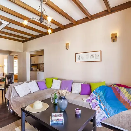 Annie By * Κασσιόπη